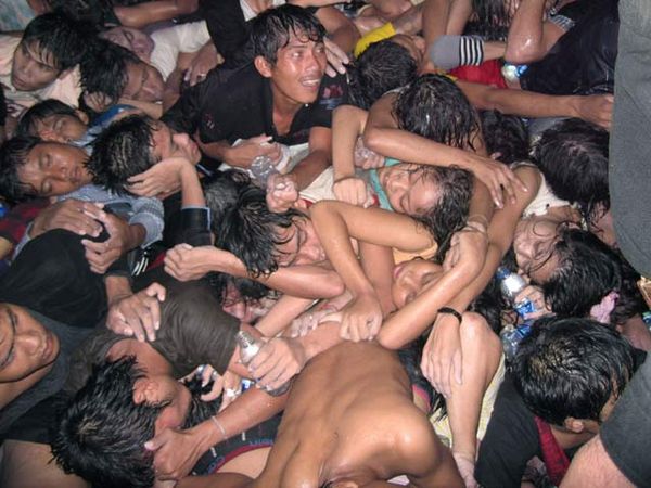 Rusuh di Festival Air, 345 Orang Tewas