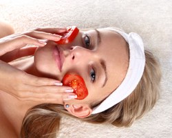 Jaga Kesehatan Kulit dengan Tomat