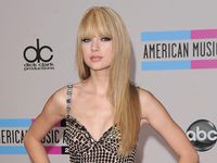 Taylor Swift Cantik Berponi