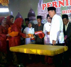 Dapat Buku Nikah, Pasangan Nikah Massal Gembira