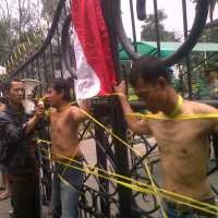 5 Anggota SPM Grand Aquila Diikat di Pagar Gedung Sate