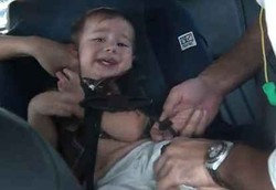 Tangis Balita Langsung Reda Mendengar Musik Reggae