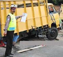 Tertabrak Truk, Pemotor Bersimbah Darah di Pancoran