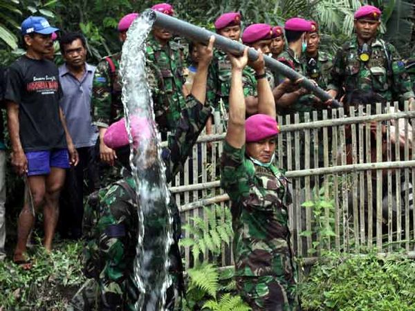 Marinir Buat Saluran Air Untuk Pengungsi