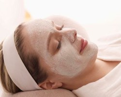 Masker Tomat & Alpukat Untuk Kulit Kombinasi