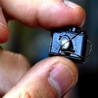 Profesor Tanamkan Kamera di Kepala      