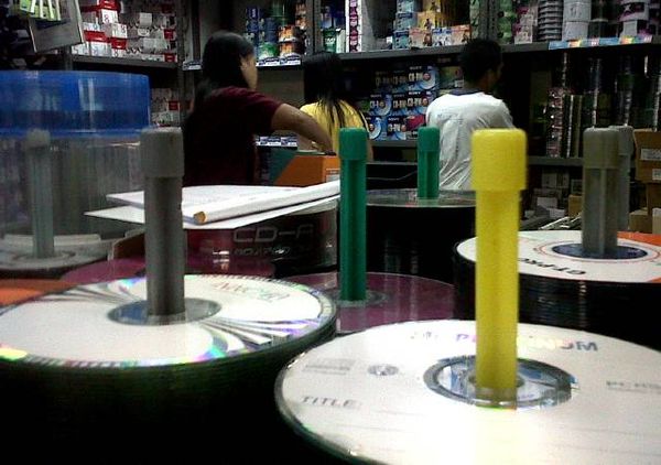 Gudang Cakram Optik Ilegal Digrebek Gudang Cakram Optik Ilegal Digrebek