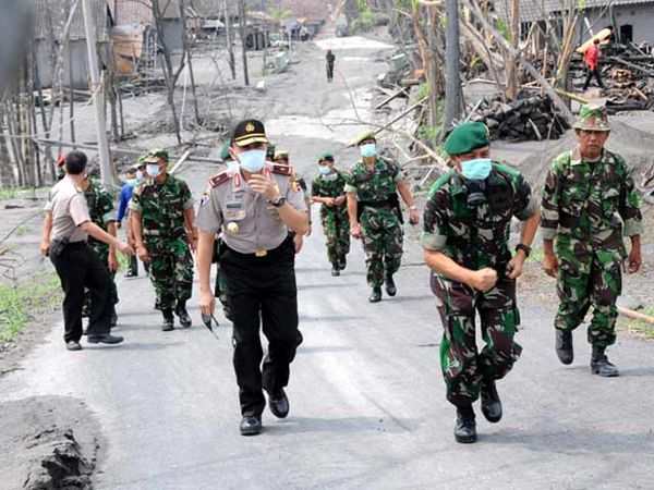 Dansatgas TNI PB Merapi Sisir Lereng Merapi