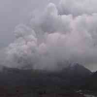 Pascahujan, Asap Putih Pekat Keluar dari Kawah Bromo 