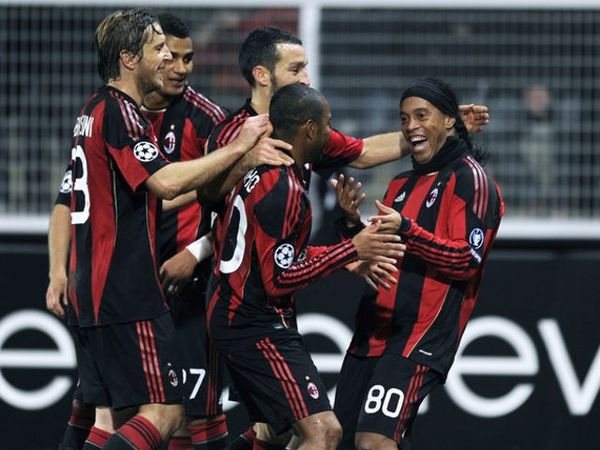 Milan Maju ke-16 Besar