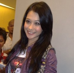 Rilis Single Mama Papa, Poppy Bunga Ubah Penampilan