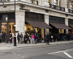 Butik H&M Diserbu Massa di Inggris