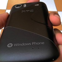 Ponsel Windows Baru Dalam Balutan Desain HTC 