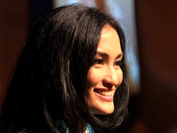 Senyum Atiqah Hasiholan