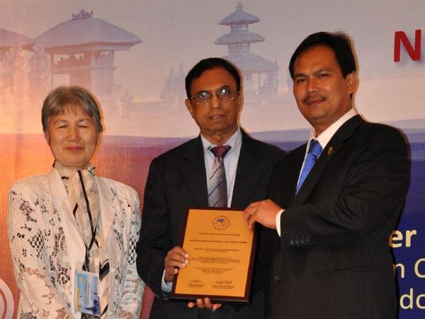 Rektor UI Terima Penghargaan dari APACPH