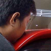 Peserta Kiss The Car Ketiduran Saat Cium Mobil