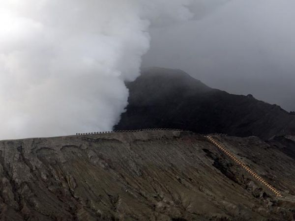Eksotisme Bromo di Balik Status Awas