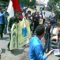 Mahasiswa Lamongan Jalan Mundur Protes Pembangunan Gedung DPRD