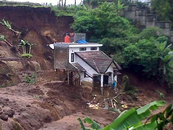 Longsor Terjang Rumah, 1 Orang Meninggal