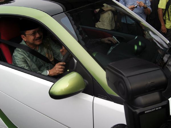 Foke Mengendarai Mobil Listrik