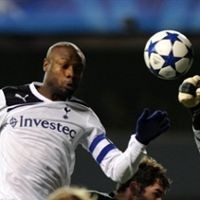  Redknapp Bertumpu Pada Bobby Moore