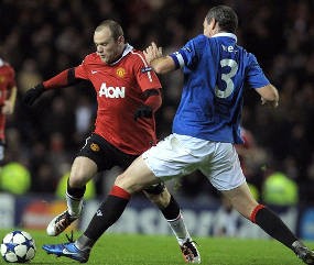 Penalti Rooney Loloskan MU