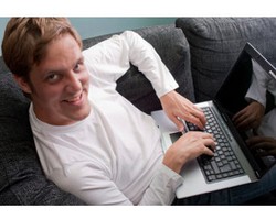 3 Kebohongan Pria Saat Mencari Jodoh di Dunia Maya