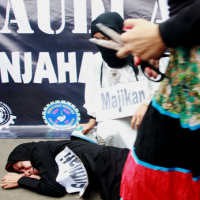 Tolak HP untuk TKI, Migrant Care Bawakan SBY HP Raksasa