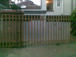 Tertimpa Pagar, Satpam Kost Tewas