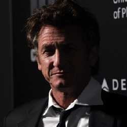 Sean Penn Terima Penghargaan dari Festival Film Dubai