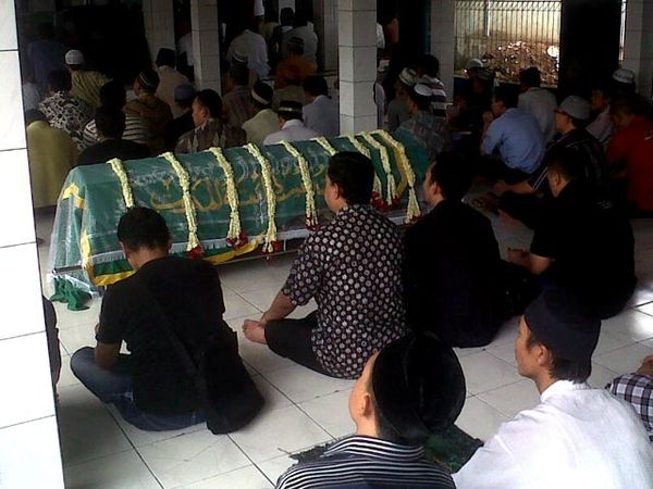 Jenazah Ida Kusumah Disalatkan