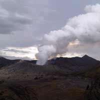Secara Visual Bromo Tenang, Tapi Gempa Terus Terjadi 