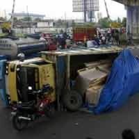 Truk Muat Kertas Terguling di Bawah Jembatan Mayangkara