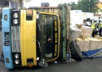 Truk Bermuatan Kertas Terguling