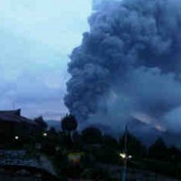 Warga Sekitar Bromo Tetap Tenang Meski Letusan Terjadi