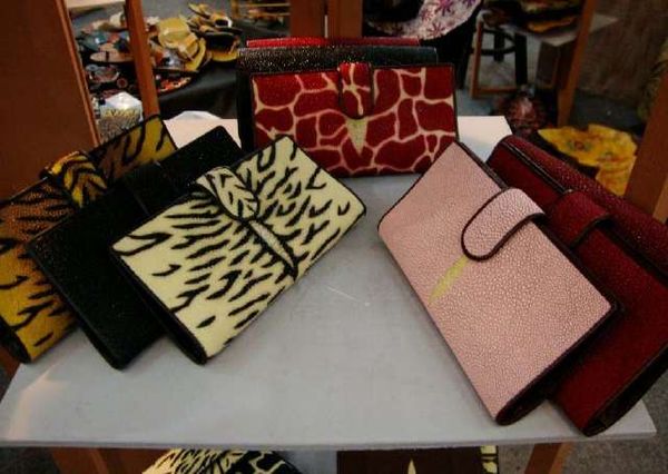 Uniknya Dompet dari Kulit Ikan Pari