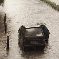 Genangan Air di Kuningan Selutut, Banyak Mobil dan Motor Mogok