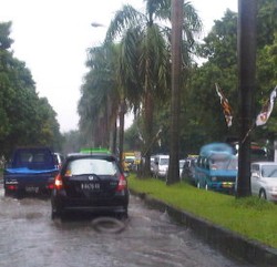 Hujan Deras Guyur Bogor, Banjir dan Macet Tak Terhindarkan