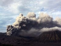 Gunung Bromo Kembali Meletus