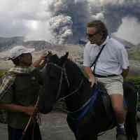 Mengais Rezeki di Situasi Letusan Bromo
