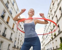 Bentuk Tubuh & Kecilkan Perut dengan Hula Hoop