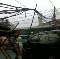 Awas Kabel Menjuntai di Pasar Minggu Akibat Hujan Angin