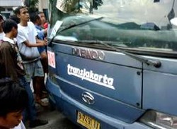Bus TransJ Tabrak Penyeberang Jalan Hingga Tewas di Kalideres