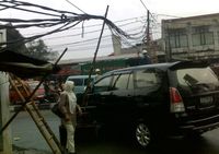 Pohon Tumbang Timpa Tiang Listrik