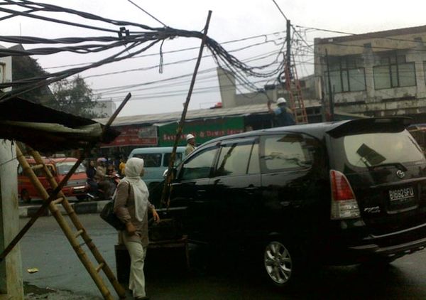 Pohon Tumbang Timpa Tiang Listrik