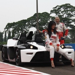 Marcella Nikah, Olivia Zalianty Hadiahi Kalung Hati