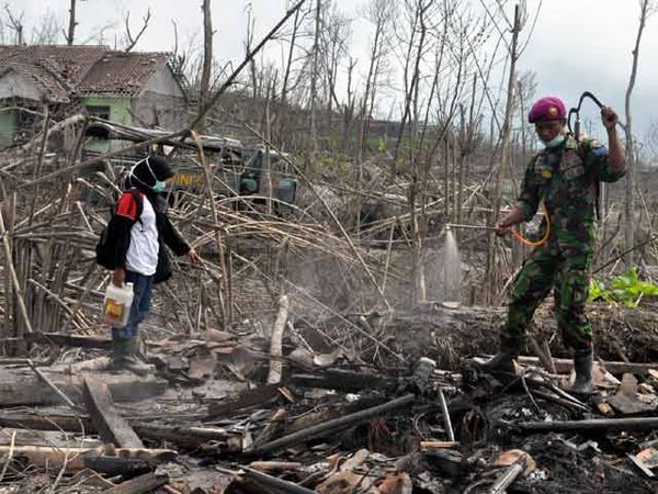 Marinir Semprotkan Disinfektan di Klaten