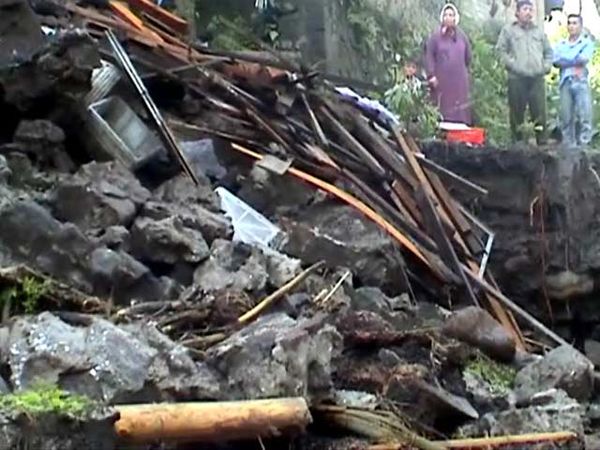 Sebuah Rumah Roboh Diterjang Lahar Dingin