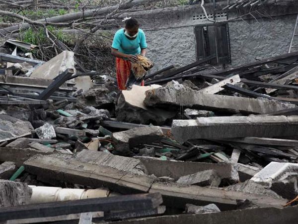 Pengungsi Merapi Bersih-bersih Rumah
