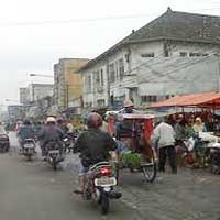 Becak di Surabaya yang Kerap Melawan Arus Jalan Satu Arah 